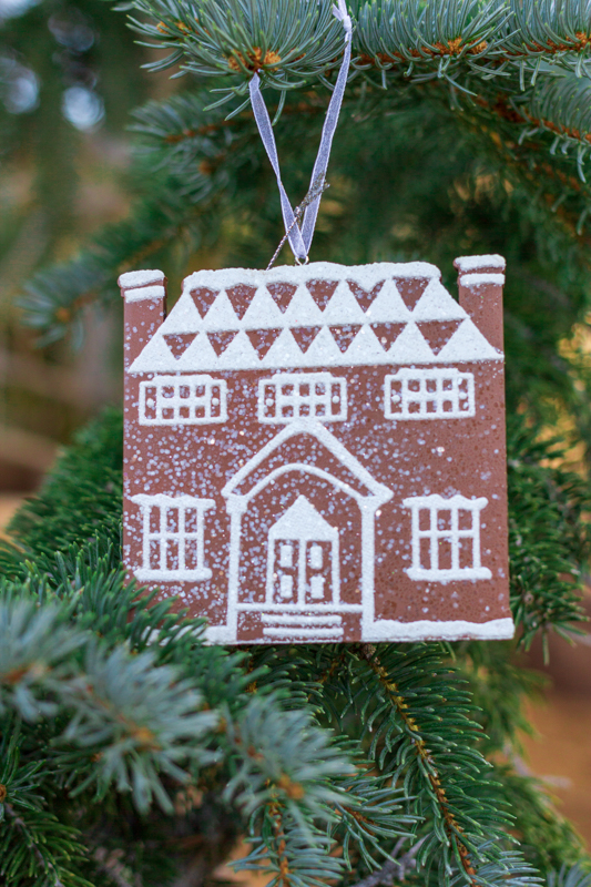 Gingerbread House Ornament (SKU 139515281345)